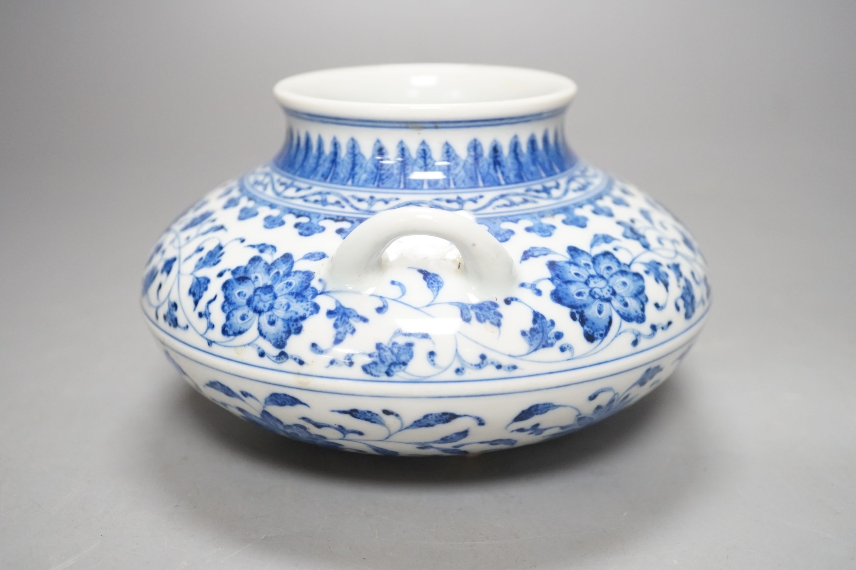 A Chinese blue and white pot, 15cm